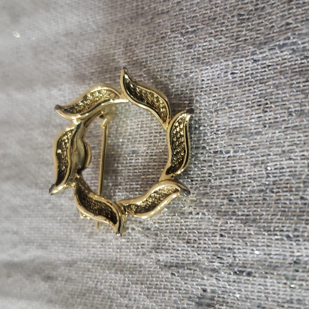 Vintage Signed Gerrys Gold Tone Leaf Wreath Brooch.  1" wide